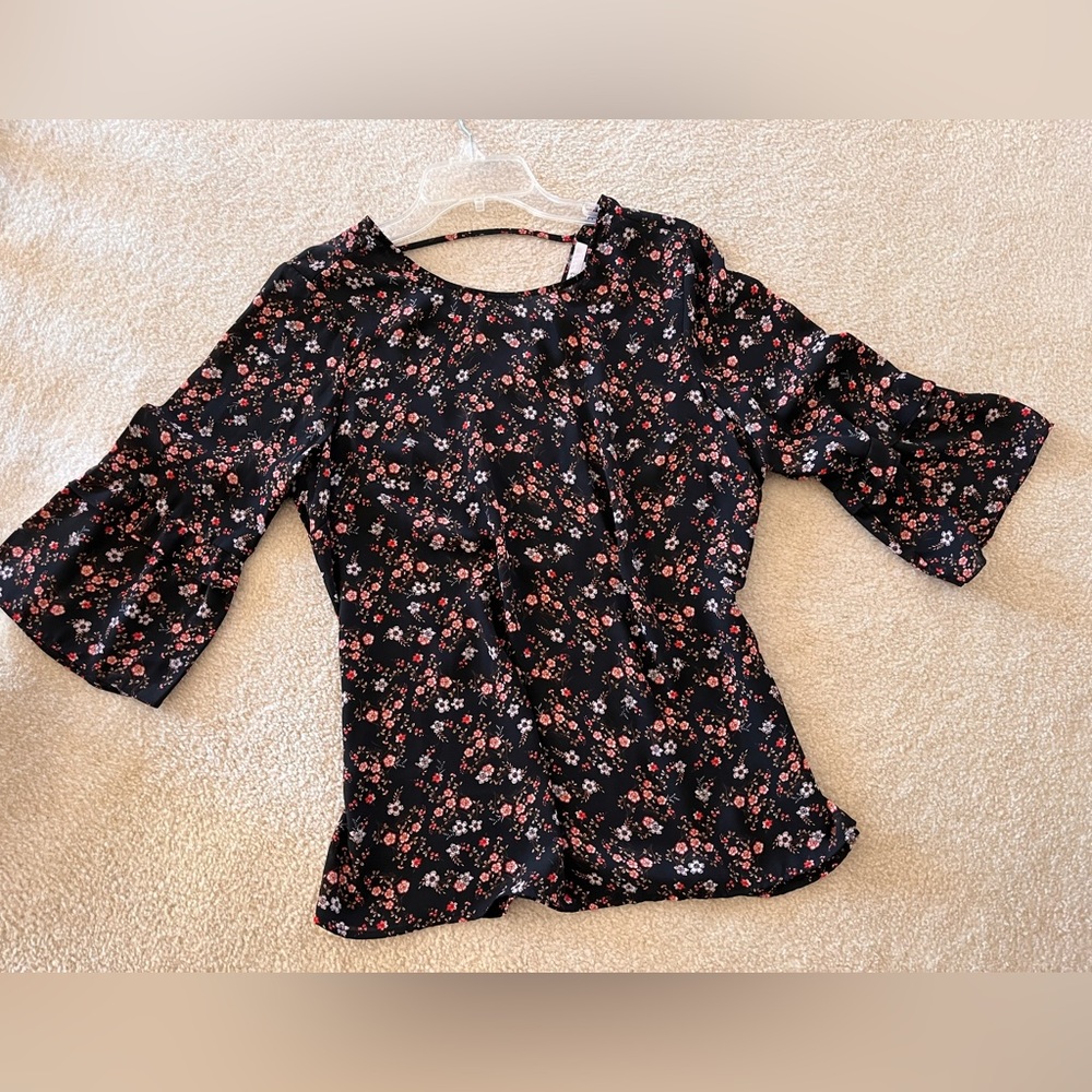 DR2 by Daniel Rainn brand top. Size Medium. Navy blue/ red floral fabric.